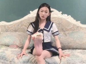 JK女子高生脚踩蛋糕强制脚喂食粗口辱骂_绳缚吧