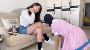 【甜妹女M】女M用舌头舔干净主人鞋底_绳缚吧