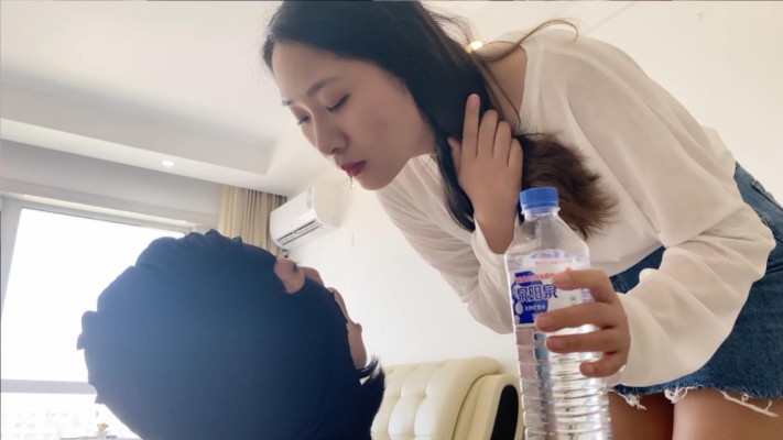 图片[3]_【甜妹女M】女M用舌头舔干净主人鞋底_绳缚吧