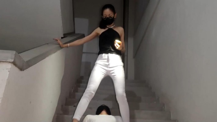 广州小鱼主人高跟楼道室内紧身裤高跟超羞辱钻胯_绳缚吧
