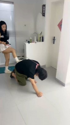 【伊诺】白鞋白袜踩/狗链遛狗/臭脚捂脸_绳缚吧