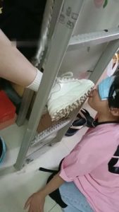 【爱可呀】学姐寝室伺候-胯下辱/舔鞋底/舌头洗脚/吃浓痰面包_绳缚吧