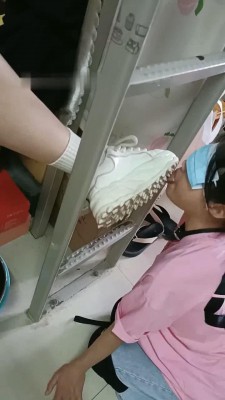 【爱可呀】学姐寝室伺候-胯下辱/舔鞋底/舌头洗脚/吃浓痰面包_绳缚吧