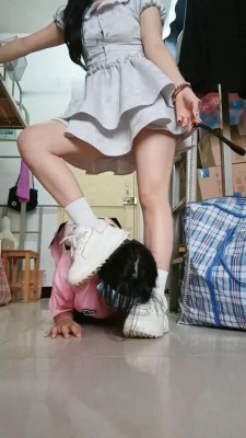 图片[2]_【爱可呀】学姐寝室伺候-胯下辱/舔鞋底/舌头洗脚/吃浓痰面包_绳缚吧