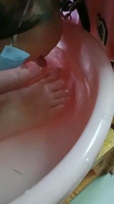 图片[9]_【爱可呀】学姐寝室伺候-胯下辱/舔鞋底/舌头洗脚/吃浓痰面包_绳缚吧
