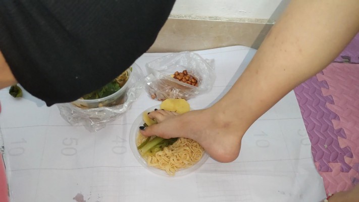 图片[11]_广州小鱼姐姐和婷婷主人哄骗小白弟弟闻脚舔脚，脚喂食_绳缚吧