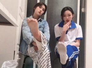 【热血女神】双校园女流氓第一视角POV强制闻臭鞋舔脚蹂躏_绳缚吧