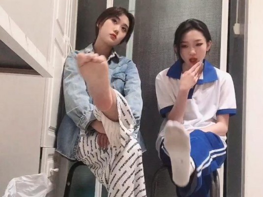 【热血女神】双校园女流氓第一视角POV强制闻臭鞋舔脚蹂躏_绳缚吧