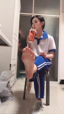 图片[7]_【热血女神】双校园女流氓第一视角POV强制闻臭鞋舔脚蹂躏_绳缚吧