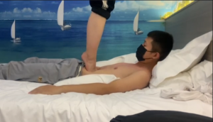 素人大学生全体重踮脚尖踩脖子跳踩肚子_绳缚吧