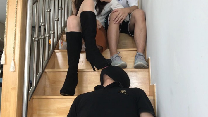 图片[2]_双机位小鱼女神情侣主边KISS边踩头羞辱追求者舔靴子_绳缚吧