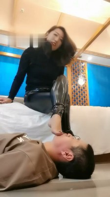 图片[2]_【冷御】人体家具服侍化妆【上】_绳缚吧