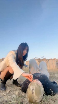 图片[9]_【思诺】长靴户外虐-骑马/碾压狗头/喂口水/踩踏舔泥巴脏鞋_绳缚吧