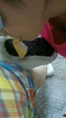 图片[7]_【爱可呀】母畜-毛拖鞋白袜踩/脚踩喂食/叼袜子_绳缚吧