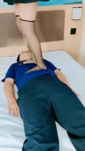 【萌宝儿】鞋绑狗脸/黑丝全体重踩踏_绳缚吧