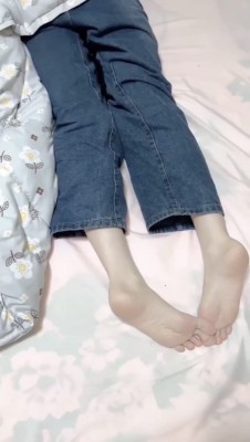 把表妹灌醉后品尝她的美脚_绳缚吧