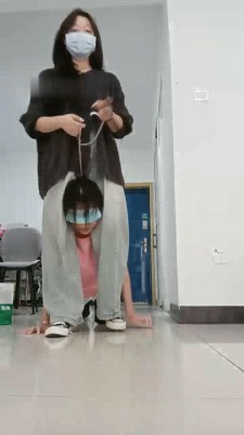 【爱可呀】开发学姐清理鞋子/奖励升水_绳缚吧