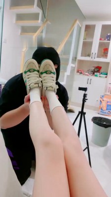 图片[2]_【Rina】运动鞋白棉袜踩踏虐乳_绳缚吧