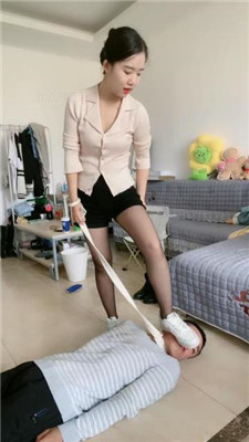 图片[19]_【嘉文】长靴重度踢踹/人体烟灰缸/耳光_绳缚吧