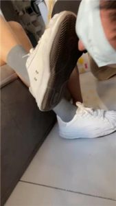 【玥野兔】舔脏小白鞋原味棉袜_绳缚吧