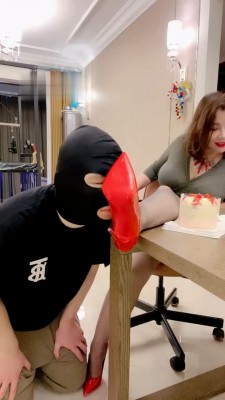 【梓夫人】踩踏喂食-给狗儿子过生日_绳缚吧