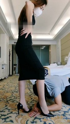 图片[2]_【多多】高跟踩狗爪/踩狗脸/鞭打_绳缚吧