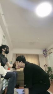 【不期而遇】胶皮头套闻袜香/胶带勒脖/吃呕吐物_绳缚吧