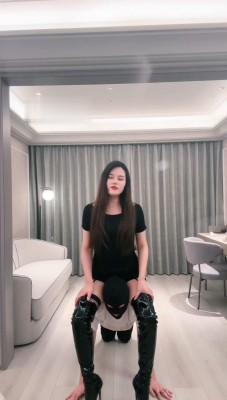 图片[2]_【琪琪大人】长靴霸气车模-胯下辱/鞋踩喂食_绳缚吧