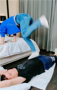 【萌宝儿】掐乳/帆布鞋白棉袜踩踏/深喉_绳缚吧
