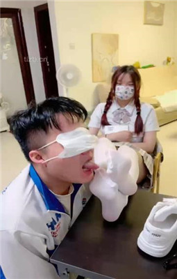 图片[8]_【雯雯】骚货同学闻同班女同学的臭袜子_绳缚吧