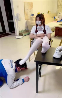 图片[17]_【雯雯】骚货同学闻同班女同学的臭袜子_绳缚吧