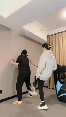 图片[8]_【潘妮女王】网瘾少年得用臭脚治疗_绳缚吧