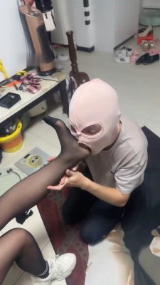 图片[14]_【狗哥】超狠-运动鞋黑棉袜辱狗_绳缚吧
