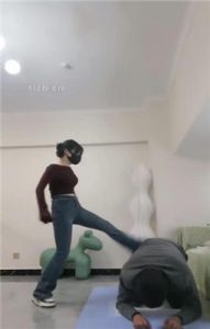 【不期而遇】舔脏鞋底闻白袜/重度踢踹_绳缚吧