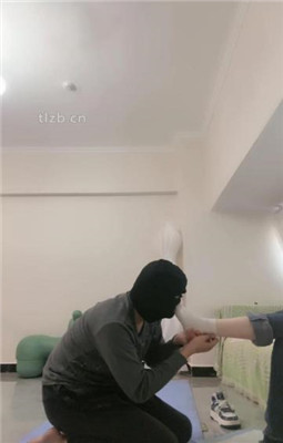 图片[8]_【不期而遇】舔脏鞋底闻白袜/重度踢踹_绳缚吧