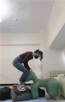 图片[13]_【不期而遇】舔脏鞋底闻白袜/重度踢踹_绳缚吧