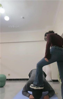 图片[18]_【不期而遇】舔脏鞋底闻白袜/重度踢踹_绳缚吧
