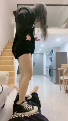 图片[7]_【甜一】高帮帆布鞋踩踏/吃口水/舔脏鞋/裸足插嘴_绳缚吧