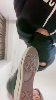 图片[14]_【甜一】高帮帆布鞋踩踏/吃口水/舔脏鞋/裸足插嘴_绳缚吧