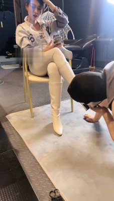 图片[5]_【冰诺】狗地毯舔长靴裸足_绳缚吧
