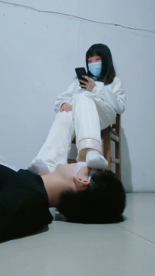 【可可黎黎子】素人学生主-白袜裸足踩脚垫_绳缚吧