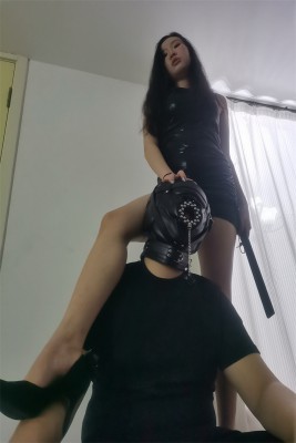 图片[3]_三人运动鞋全体重踩踏男M_绳缚吧