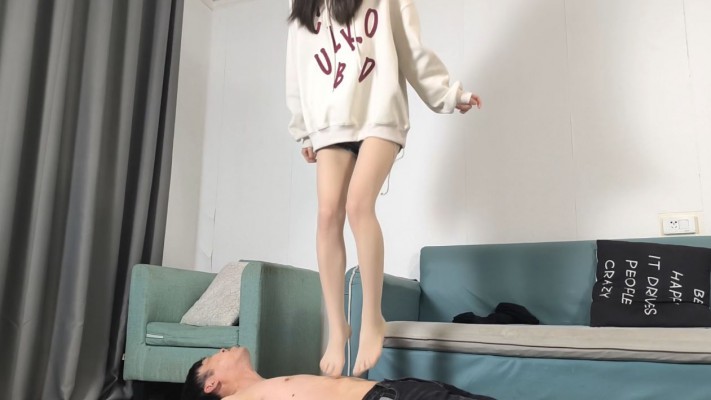 【女神学院·梓】长腿女神踩踏_绳缚吧