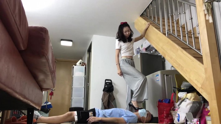 图片[7]_仰视小鱼女神高跟踩贱狗脖子_绳缚吧