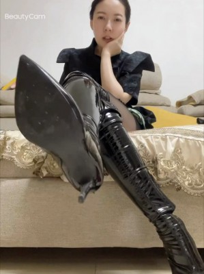 【彼岸花】靴子羞辱诱惑榨金，榨干全家_绳缚吧