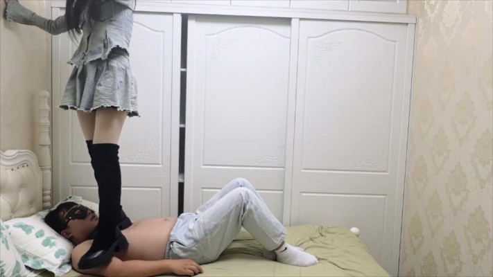 图片[4]_【无双工作室】素人系列三：素人妹子全体重踩踏+踩脖子踩手闻靴子_绳缚吧