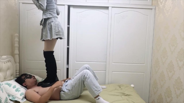 图片[5]_【无双工作室】素人系列三：素人妹子全体重踩踏+踩脖子踩手闻靴子_绳缚吧