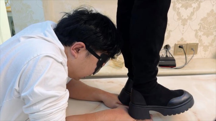 图片[7]_【无双工作室】素人系列三：素人妹子全体重踩踏+踩脖子踩手闻靴子_绳缚吧