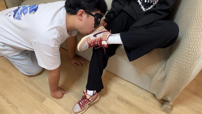 图片[2]_【无双工作室】素人系列二：给素人舔鞋底，鞋底喂食_绳缚吧