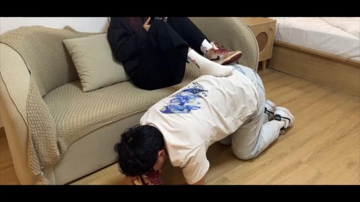 图片[8]_【无双工作室】素人系列二：给素人舔鞋底，鞋底喂食_绳缚吧